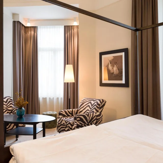 جناح جونيور، Elite Hotel Knaust 3/4