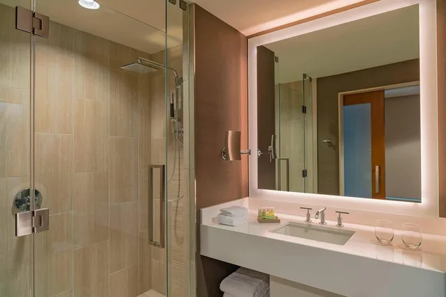 غرفة ركنية بسرير كينج بشرفة، THE WESTIN AT THE WOODLANDS 4/4