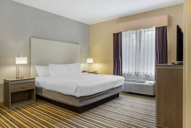 جناح بسرير كينج بحوض جاكوزي، Best Western Plus New England Inn & Suites 3/10