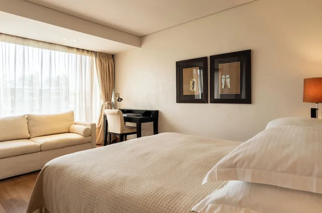 غرفة عائلية بسرير كينج وسريرين منفصلين بإطلالة على المدينة، Plaza Resort Hotel 3/8