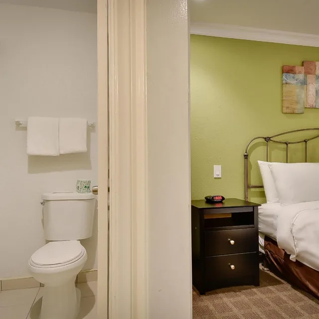 غرفة مفردة بسرير كينج للمدخنين، VAGABOND INN SAN PEDRO 4/5