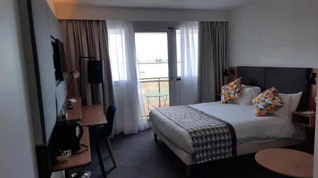 غرفة بسرير كوين بإطلالة على البحر، Holiday Inn Calais 3/6