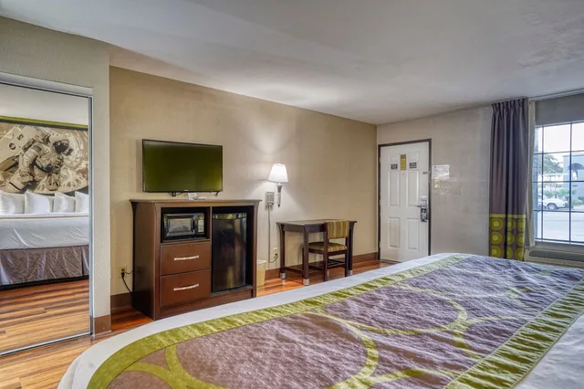 Mini, Suite, King Bed, Stair Access Only، Super 8 by Wyndham Houston/Webster/NASA 1/4