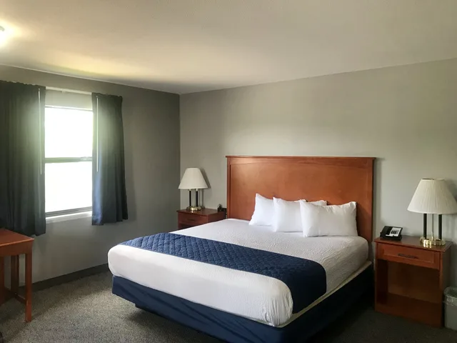 غرفة بسرير كينج للمدخنين، American Inn North Kansas City 2/10