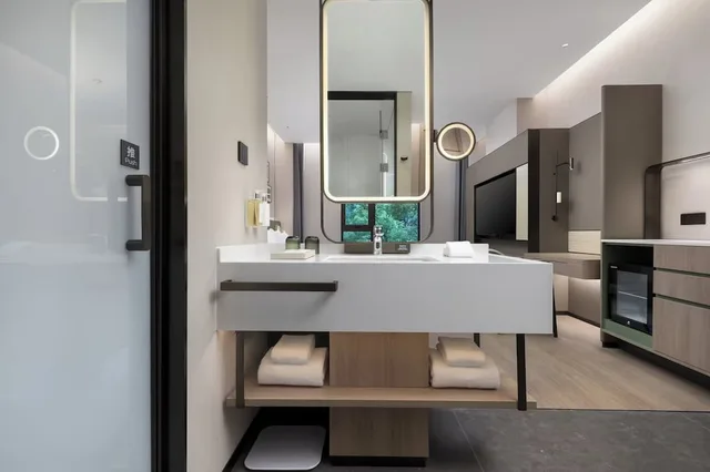 غرفة بريميوم بسرير كينج بإطلالة على المدينة، Holiday Inn Hotel & Suites Shanghai Changfeng by IHG 2/3