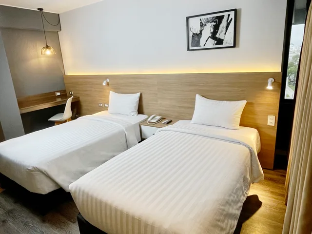 غرفة قياسية بسريرين منفصلين، Habitat Hotel 1/3