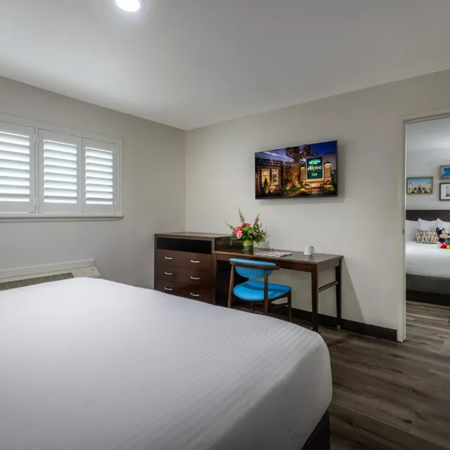 2 Bedrooms, Plus, Single, King Bed, 2 Queen Beds، Alpine Inn Near Convention Center And the Park 4/10