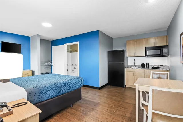 Efficiency, Queen Bed, Accessible، Suburban Studios Stuart near Federal Hwy 1 6/7
