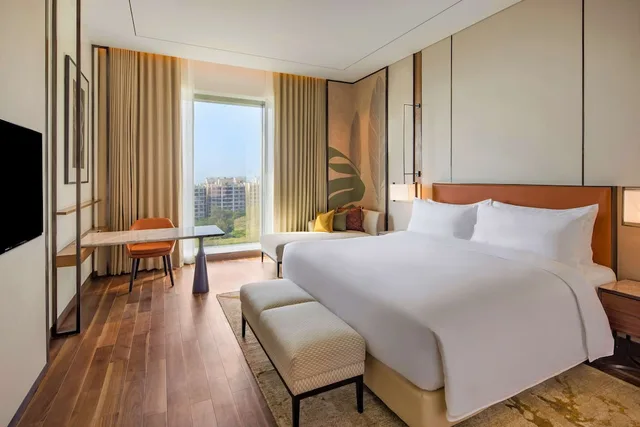 جناح ديلوكس بسرير كينج بشرفة، Radisson Blu Hotel & Spa Nashik 2/5