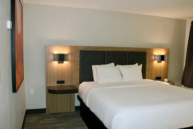 جناح بسرير كينج مع أريكة، The Cairn Hotel 1/6