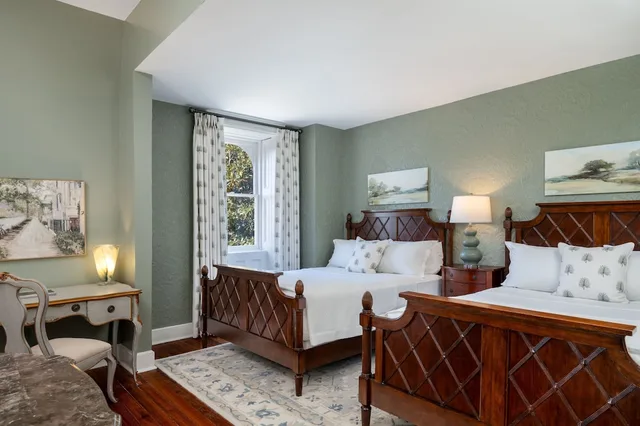 جناح بسريرين كوين، Hamilton-Turner Inn 2/7