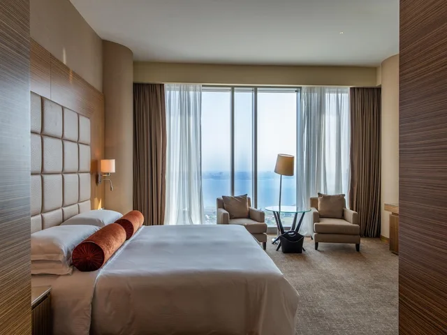 شقة بسرير كينج وسريرين منفصلين بإطلالة على البحر بغرفتي نوم، City Centre Rotana Doha 1/6