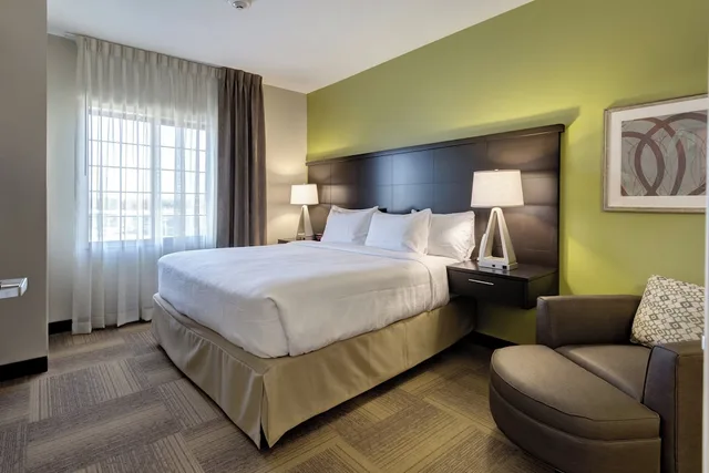 جناح بسرير كينج بغرفة نوم واحدة بمطبخ لذوي الإعاقة، Staybridge Suites St Louis - Westport 2/5