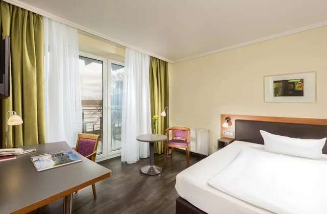 Plus, Standard, King Bed, Balcony، Seminaris Seehotel Potsdam 2/8