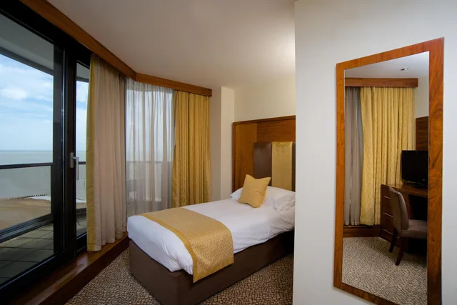 غرفة بريميوم مفردة بشرفة، The View Hotel 2/6