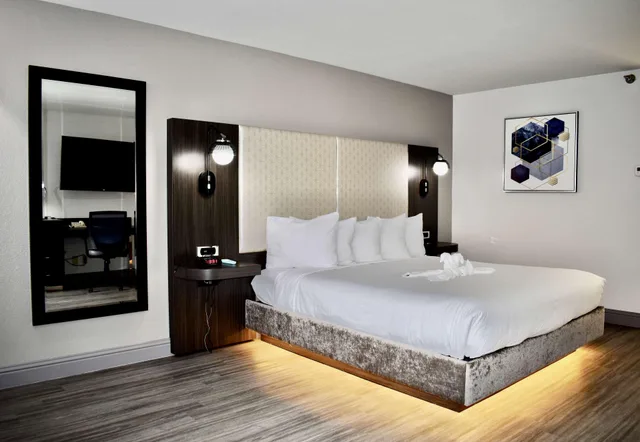 King Bed, Large, Best Western Marina State Beach 1/7