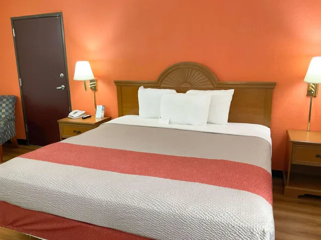 1 King Bed - Accessible, Non-Smoking, Micfridge، Motel6 Hannibal, MO 2/5