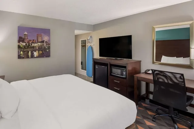 غرفة قياسية بسرير كينج، Clarion Pointe Indianapolis Northeast 2/3