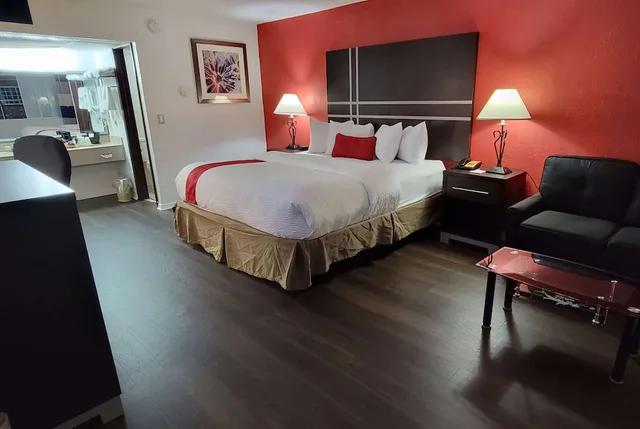 Room, King Bed, Pool Access، Ramada by Wyndham Mountain Home 9/10