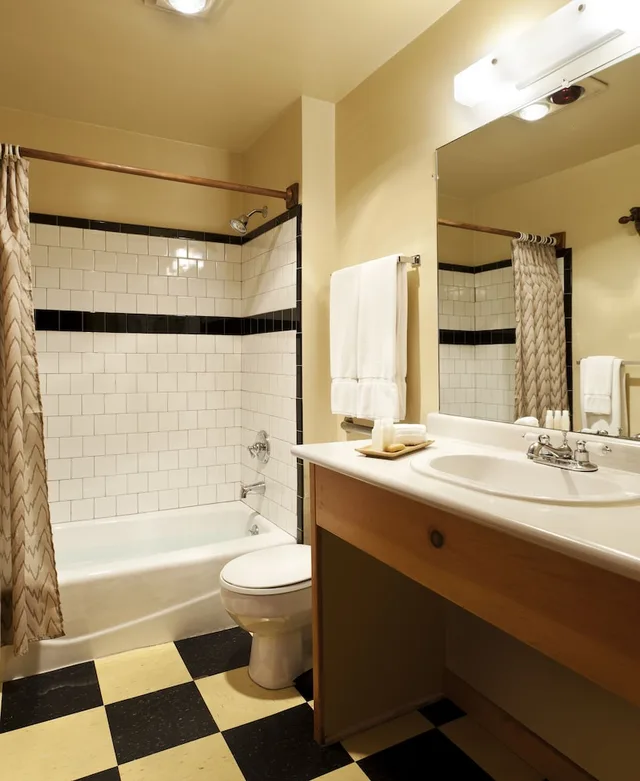 كابينة بسرير كينج بغرفة نوم واحدة مع أريكة، Tamarack Lodge and Resort 2/3