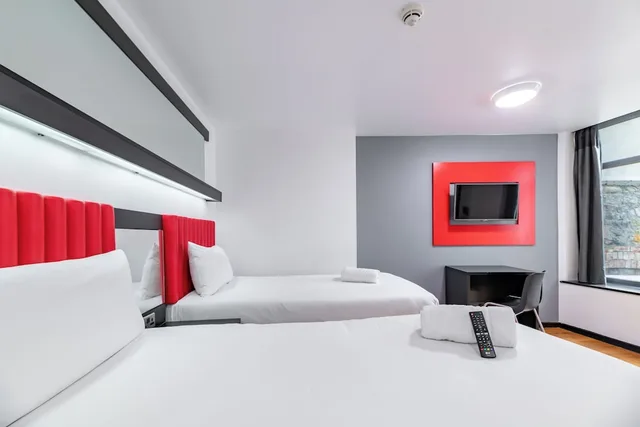 Superior, Twin Beds, easyHotel Newcastle City Centre 1/10