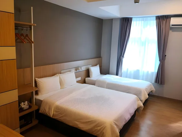 غرفة ثلاثية بسرير مزدوج وسرير فردي، Walk In Hotel 2/2