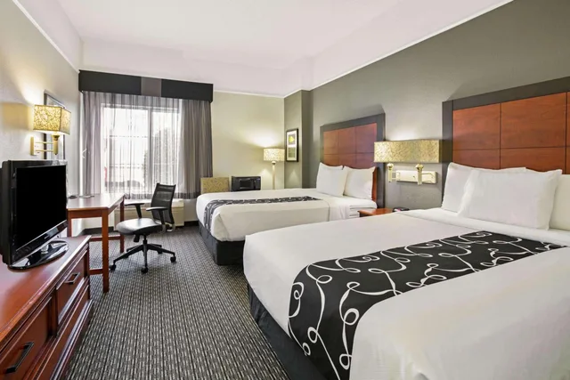 Room, Double Bed, Bathtub, Accessible, La Quinta Inn & Suites by Wyndham DFW Airport South / Irving 4/8