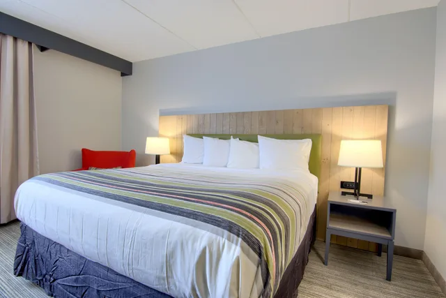 غرفة قياسية بسرير كينج، Comfort Inn & Suites Liverpool - Syracuse North 1/6