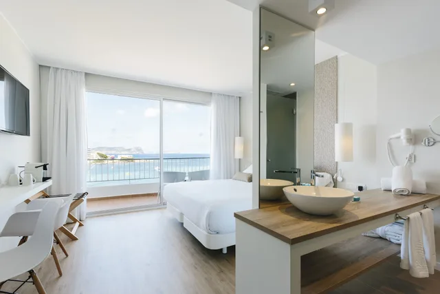 غرفة سوبيريور بسرير مزدوج وسريرين منفصلين بإطلالة على البحر بشرفة، AluaSoul Ibiza - Adults Only 6/6