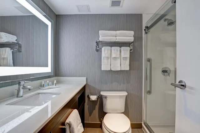 غرفة قياسية بسرير كينج وسريرين كوين، Holiday Inn Mississauga Toronto West 9/10