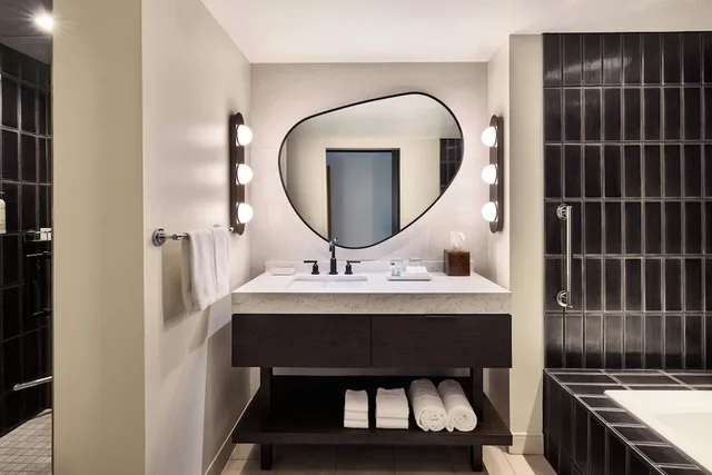 غرفة بريميوم بسرير كينج، Renaissance Phoenix Glendale Hotel And Spa 8/8