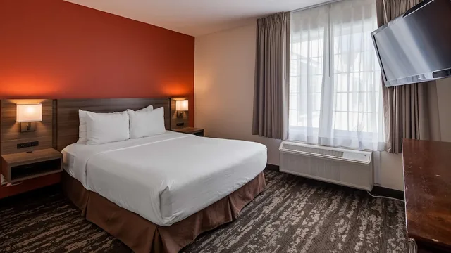 غرفة قياسية بسرير كوين بإطلالة على الفناء، Charlevoix Inn Suites, SureStay Collection by Best Western 1/2