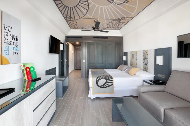 غرفة كبيرة بسريرين مع أريكة، Riu Chiclana 1/5