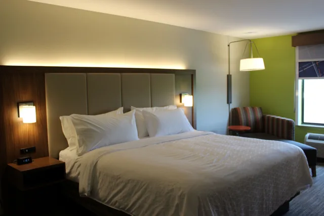 غرفة بسرير كينج لذوي الإعاقة، Holiday Inn Express Forest City 1/1