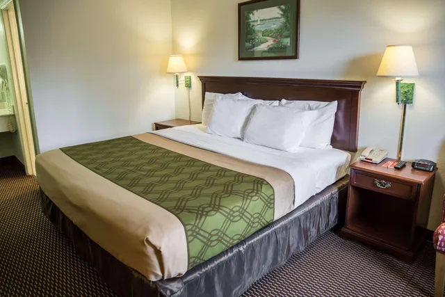 غرفة بسرير كينج للمدخنين، Econo Lodge Crystal Coast 1/2