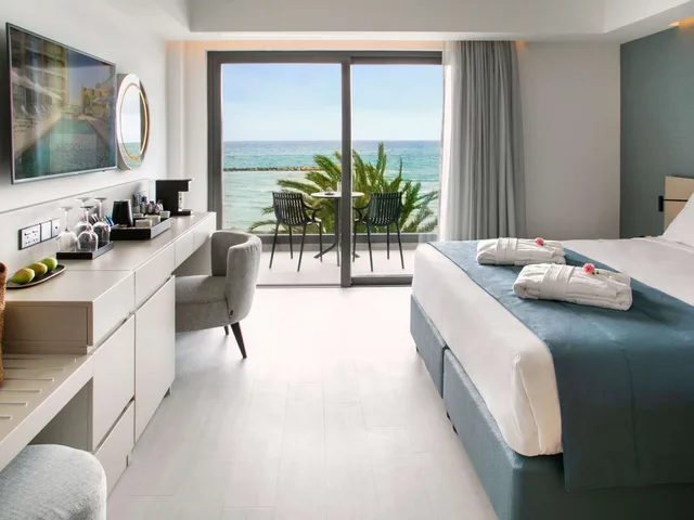 غرفة ديلوكس بسرير مزدوج بشرفة، Mercure Larnaca Beach Resort 2/6