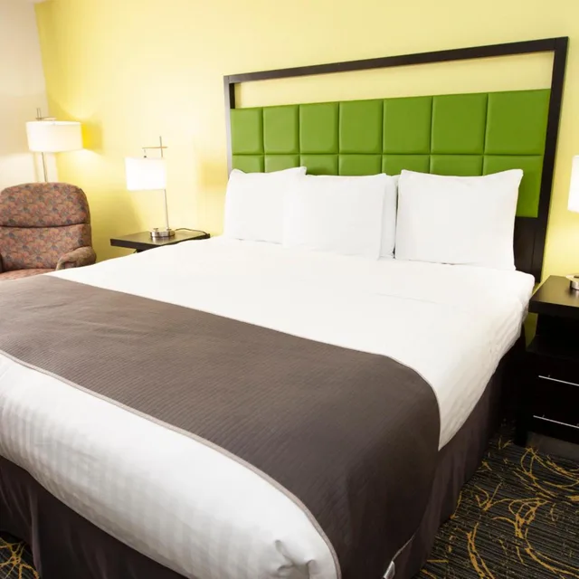 Room, King Bed, Bathtub, Accessible, AmericInn by Wyndham Delafield 5/10