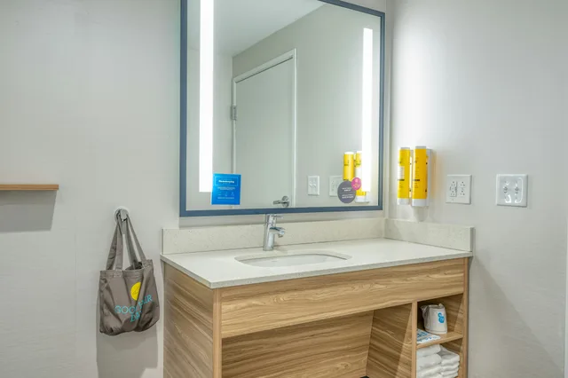 Room, King Bed, Accessible, Tru by Hilton Indianapolis Lawrence 2/2