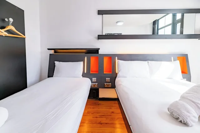 غرفة عائلية ثلاثية بسرير مزدوج وسرير فردي، easyHotel Newcastle City Centre 3/10