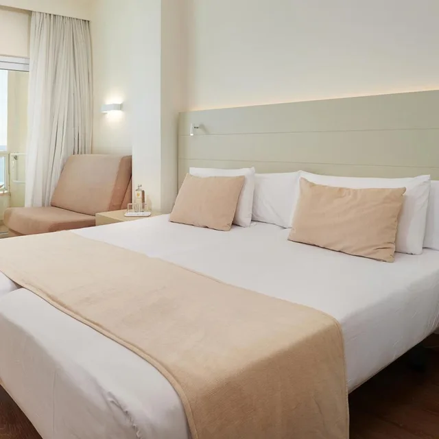 غرفة بسرير مزدوج بإطلالة على البحر، Hotel Sabina & Suites 1/4