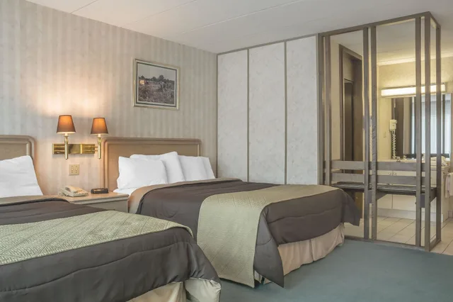 غرفة قياسية بسريرين كوين، Rodeway Inn Fallsview Niagara Falls 4/5