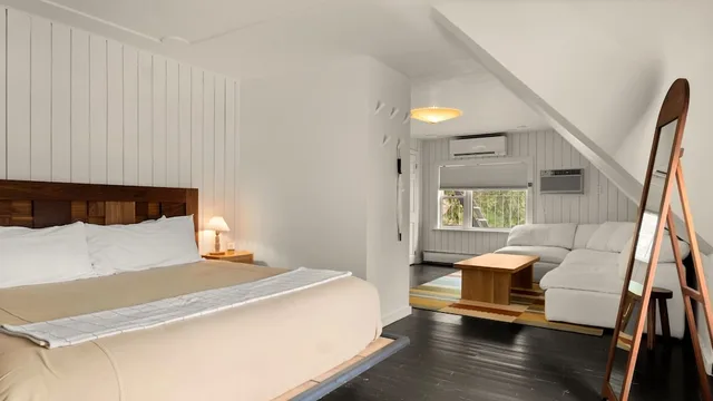 جناح سوبيريور بسرير كينج، Callicoon Hills 1/3