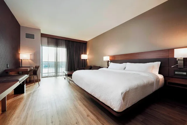 جناح بسرير كينج بإطلالة على النهر بشرفة بغرفة نوم واحدة، AC HOTEL CINCINNATI AT THE BANKS 1/4