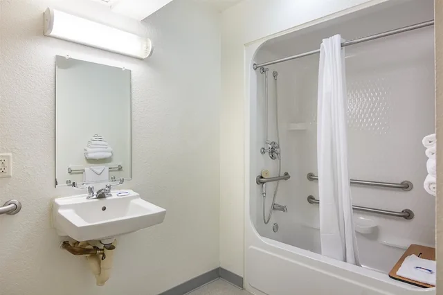 غرفة قياسية بسرير مزدوج لذوي الإعاقة، Motel6 Fredericksburg, VA - North 4/4
