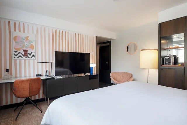 غرفة بسرير كوين بإطلالة على الحديقة، Renaissance Paris Arc de Triomphe Hotel 10/10