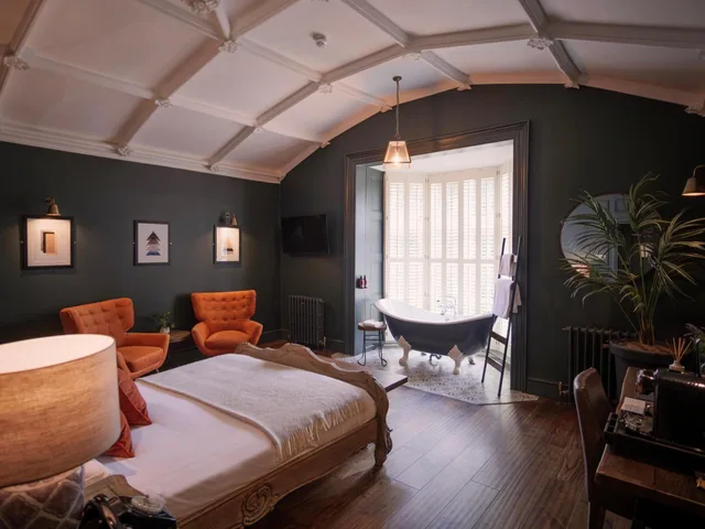 Room, King Bed, The Priory Hotel And Restaurant 2/3