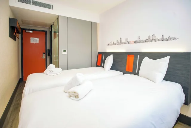 غرفة قياسية بسريرين منفصلين، easyHotel Leeds City Centre 2/10