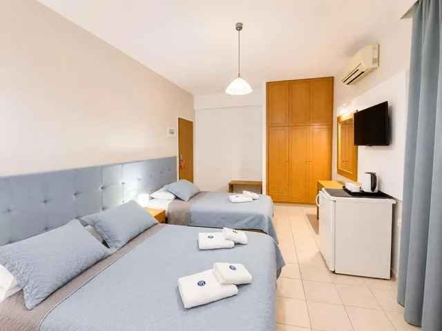 غرفة ثلاثية، CASTRO HOTEL 3/10