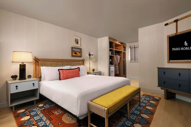 Garden, Deluxe, King Bed, Accessible, Paso Robles Inn 1/2
