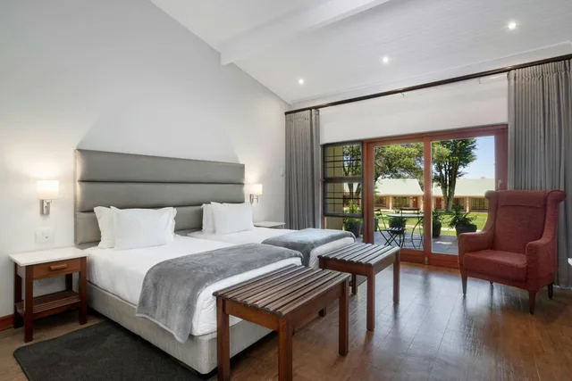 غرفة بسريرين منفصلين بإطلالة على الحديقة، Protea Hotel By Marriott Polokwane Ranch Resort 5/10